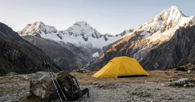 Montañistas avanzados recorriendo las mejores rutas de senderismo cerca de pasos glaciares andinos.
