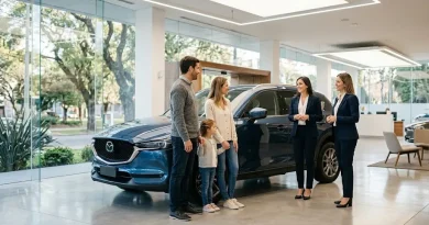 Familia uruguaya celebrando al comprar auto nuevo uruguay en un concesionario oficial de Montevideo.